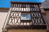 L'apparence et le montage de ces pans-de-bois permet une datation de l'extrême fin du Moyen Age (fin XVe-début XVIe siècle). L'ossature des pans-de-bois est composée de trois éléments essentiels : les poteaux (verticaux, ils transmettent les charges d’un étage au niveau inférieur) ; les poutres ou sablières (horizontales, elles portent les planchers et transmettent leurs charges aux poteaux) ; les décharges (obliques, elles assurent la rigidité de la construction).
Chaque pièce est assemblée à l'aide de mortaises et de tenons, souvent complétés de chevilles de bois.
