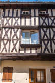 Les croix de Saint-André (X) constituent le remplissage le plus répandu des caissons de la structure en bois, qui repose toujours sur un rez-de-chaussée maçonné.