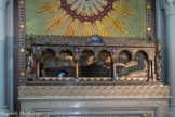 Au cœur du sanctuaire, la chapelle des Apparitions (XVIIe-XIXe siècles) <br> La Châsse renferme une de statue de cire. En dessous, il y a la plupart de ses ossements, presque la totalité de son squelette.