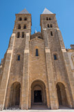 Dans la datation et la description il faut distinguer deux parties : le narthex de Paray II de la fin du 11e siècle du côté ouest et la basilique proprement dite, Paray III, en grande partie du 12e siècle. Traditionnellement datée de 1090-1109, sous l’abbatiat de Hugues, on accepte maintenant que Paray III soit plus tardive et que, même si le chœur fut commencé vers 1100, la construction de la nef se serait étalée de 1120-1130 jusqu’à la fin du 12e siècle ou même le début du 13e siècle.