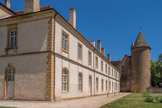Au sud de l'ancien prieuré, la tour du palais abbatial (XVe siècle). <br> Le prieuré est complété au XVe siècle par le palais abbatial ou château des abbés, lieu de villégiature pour les prélats clunisiens. L’édifice est commencé sous l'abbé Jean de Bourbon en 1456 et achevé en 1485 par Jacques d'Amboise. Aujourd'hui, seule la tour située au sud de l'ancien prieuré subsiste. C’est le seul vestige du château abbatial des abbés de Cluny des années 1480-1510, vendu et détruit à la Révolution, remplacé par l’actuelle résidence des chapelains. Selon la chronique, au XVIIe siècle, le cardinal de Bouillon installa dans cette tour le cheval Pie, sur lequel son oncle le maréchal de Turenne avait été tué en 1675 à Sasbach.