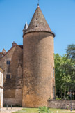 Au sud de l'ancien prieuré, la tour du palais abbatial, tour des chapelains (ou Tour du Couchant) (XVe siècle). <br> Né Théodore de la Tour d'Auvergne, et disgracié tardivement par Louis XIV, le cardinal a laissé en ce lieu ses armes parlantes (au sommet de la toiture, la tour miniature en fonte, qui renvoie à son nom). Les abbés clunisiens, à cette époque commendataires, c'est-à-dire désignés par le roi, se comportaient plutôt comme des seigneurs. L'ordre si brillant de l'époque médiévale était alors en plein déclin.