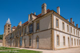 A proximité de la priorale, l'enclos monastique (XVIIe-XVIIIe siècles) <br>
Les bâtiments conventuels étaient adossés à la basilique. Entièrement reconstruit entre la fin du XVIIe siècle et le début du XVIIIe siècle, le prieuré arbore une façade de style classique.