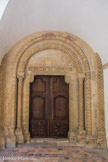Trois portails romans avec colonnes décorées et chapiteaux donnent accès à la basilique. Celui du croisillon sud donne sur le cloître. En partie masqué par une voûte et restauré en 2000, son originalité réside dans ses sculptures polychromes. Les deux colonnes, en général différentes, représentent les deux piliers de l'église Saint-Pierre et Saint-Paul.