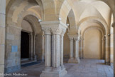 Le narthex se compose de deux étages avec une nef de deux travées flanquée de collatéraux. L’étage inférieur a six voûtes d’arêtes avec des doubleaux en plein cintre retombant sur deux piliers centraux. Ils ont été refaits en 1856 par Millet avec quatre colonnettes et une colonne centrale de granit. Leurs chapiteaux, également refaits, sont sculptés de feuillages, de lions affrontés et de magots accroupis. Le plein cintre règne aux arcades aux simples impostes de la façade.