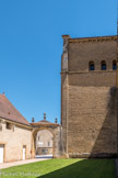 La porte d’honneur du 18e siècle, flanquant le transept nord de l’église, était l’entrée monumentale de l’enceinte du prieuré.