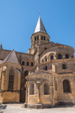 Absidiole de la chapelle Ste Thérèse et celle du transept sud, de style gothique. Au XVe siècle, les seigneurs de Damas-Digoine firent construire à la place de la chapelle romane, sur le bras du transept sud, la chapelle funéraire gothique dont on aperçoit le chevet, éclairé par des lancettes à fins remplages (à gauche).