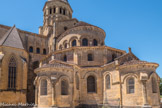 L’étagement pyramidal des masses et des toitures est d’un très bel effet : les chapelles St Joseph, Ste Thérèse et la gothique, le déambulatoire, l’abside, le pignon du chœur et le clocher marquent cinq niveaux. Les chapelles rayonnantes, avec pignons et absides avec colonnes-contreforts et frise de billettes, précèdent le mur à pans coupés du déambulatoire. L’abside présente de hautes baies, avec des arcatures à besants et des pilastres cannelés, et une corniche avec arcatures.