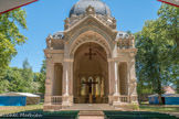 Le dôme du Parc des Chapelains a été spécialement construit en 1902 pour accueillir les cérémonies de plein air. Cet édifice richement ornementé abrite l’autel tout en le magnifiant.