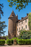 Au sud de l'ancien prieuré, la tour du palais abbatial (XVe siècle). <br> Au XIXe siècle, l'édifice ruiné, est racheté par les chapelains, communauté de prêtes chargés de l'accueil des pèlerins.
Ceux-ci y font construire leur maison, rapidement agrémentée d'un parc pour offrir un vaste espace à la célébration des offices pendant les pèlerinages.