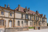 Composée d'un avant corps central peu saillant, il est surmonté d'un fronton triangulaire orné d'un cartouche aujourd’hui bûché, qui pourrait avoir reçu les armoiries du prieuré ou de Cluny. Cette façade parfaitement régulière, scandée de grandes baies dont certaines sont ornées de grilles en fer forgées du début du XVIIIe siècle, s'apparente à un hôtel particulier.
Seule la toiture à fort rampant rappelle la mode bourguignonne.