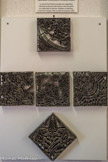 Réseaux ou modèles cloisonnés. Elaboration du réseau...
La toute première étape consistait à réaliser le carton, c'est-à-dire le modèle aquarellé du carreau. A partir de cette maquette on délimitait la frontière entre les couleurs grâce à un tracé au crayon. Pour mettre en forme le réseau, le modeleur ajustait les lamelles de laiton hautes de 35 mm suivant le tracé du dessin. Ces lamelles étaient assemblées par des soudures à l'étain.