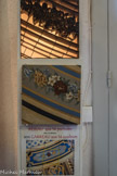 Réseau aux 14 pochoirs et en dessous, le carreau correspondant aux 14 couleurs.