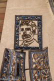 Le réseau en laiton du visage de Paul Cliamoz (réalisé par André Dessertine) a été imprimé dans une plaque d’argile par l’artiste Gérard Brand, avant la fixation définitive du réseau du visage dans la sculpture mosaïque ci-dessus.
Après cuisson, la galette d’argile imprimée s’est transformée en grès d’Alsace.
