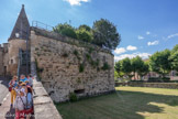 La Grande Tour. Une des quatre tours construites au début du XVIe siècle, elle est ornée, coté boulevard, du blason du gouverneur de Bourgogne, La Trémouille.
Elle participait à la surveillance de la plaine en surveillant la route de Verdun, la Saône toute proche formant la frontière du Royaume avec l’Empire jusqu’en 1678.

C’est ainsi que la garde vit arriver en 1569 les 40 000 Allemands appelés par Condé, puis en 1636 l’armée de Galas qui ravagea, pilla et incendia les faubourgs.