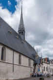 L’Hôtel-Dieu, avec ses façades gothiques, ses toits vernissés, tapissés de figures géométriques aux couleurs flamboyantes, fait partie du patrimoine des Hospices de Beaune, institution charitable créée en 1443 par Nicolas Rolin, chancelier du Duc de Bourgogne et son épouse Guigone de Salins.