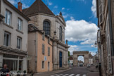 A gauche, chapelle de l'oratoire.