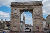 La Porte saint Nicolas. L’ancienne porte fortifiée avec pont-levis, dite Porte du Bourgneuf, vit arriver maints personnages importants : Henri II, accompagné de Catherine de Médicis en 1548, accueilli par les chanoines sous un arc de triomphe fraîchement peint, au son des tambourins ; Charles IX accompagné de la reine-mère fit un bref séjour en 1594 et la porte fut de nouveau décorée pour l’entrée de Louis XIII, en route pour les Alpes en 1629, puis de la reine Anne d’Autriche l’année suivante. Mais l’entrée la plus pompeuse fut celle de Louis XIV et de la reine, le 10 novembre 1658, où l’on tira le canon.