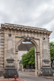 La Porte saint Nicolas. Depuis 1770, la nouvelle porte d’apparat voulue par le maire Maufoux pour mettre la ville au goût du jour et dessinée par l’architecte dijonnais Lenoir Le Romain accueille le visiteur venu du nord.