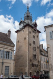 Beffroi de la ville de Beaune. En 1395, à la suite d'un différend entre la ville de Beaune et l'abbaye de Maizières, le duc Philippe III le Hardi ordonna aux religieux de céder à la ville, pour 200 Francs-or, une tour et maison sises rue du marché au charbon. En novembre 1397, le duc accorda une partie des deniers levés sur le sel pour l'établissement d'une horloge sur la tour ; la cloche la plus ancienne est datée 1407. La tour comprend une cave voûtée avec puits, un rez-de-chaussée qui abritait une boutique, et cinq étages couverts de planchers sur poutres. Les cinq étages sont percés côté rue de fenêtres à coussièges, le sixième d'un jour rectangulaire sur chaque face.
