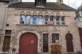 Maison romane. Façade 10 Rue Rousseau-Deslandes, avec arcatures trilobées à pilastres et colonnettes. Connu sous le nom de Maison romane, l’hôtel de Cîteaux est la résidence beaunoise des abbés du grand monastère bourguignon fondé 1098 par Robert de Molesmes, près de Nuits-Saint-Georges. Dès les premières années, Cîteaux essaime des granges dans toute l’actuelle Côte-d’Or et dispose de celliers et de logis dans les villes voisines que sont Dijon et Beaune. La richesse et la puissance de l’ordre expliquent qu’elle soit édifiée en pierre et non en bois et torchis comme les maisons du Moyen Âge. Même si elle a été profondément modifiée au cours des siècles, la rangée de fenêtres du premier étage évoque le XIIe siècle. Les huit fenêtres sont séparées alternativement par des colonnettes ou des meneaux et surmontées par une série d’arcs trilobés aveugles, typiques du roman tardif
