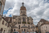 Le chevet à trois étages est d’un très bel effet. Les parties basses et les chapelles sont romanes, tandis que les parties hautes, comprenant les baies gothiques de l’abside et les arcs-boutants, sont des années 1300. Le beau clocher de l’église, surmontant la croisée du transept, fut construit en plusieurs étapes. Le premier étage est du 12e siècle, avec des arcatures aveugles et des pilastres cannelés. L’étage supérieur est du 13e siècle et s’ouvre par trois baies ogivales entre deux arcatures aveugles par face, décorées de voussures, de colonnettes et de chapiteaux. Le dôme à lanterne, de style Renaissance, date des années 1580.