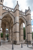 Le porche gothique fut ajouté en 1332 en avant corps. C'est sous ce porche qu'en août 1443, Nicolas Rolin, chancelier du duc de Bourgogne, lut la charte de fondation de l'Hôtel-Dieu qu'il mettait en chantier.