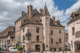 La Maison du Colombier est un hôtel particulier du XVIe siècle (avec échauguette et toiture de la tour en tuile vernissée de Bourgogne). En 1572 la Maison du Colombier est construite dans le centre historique de Beaune, face à la collégiale Notre-Dame de Beaune (XIIe siècle) et à deux pas des Hospices de Beaune (XVe siècle) et de l'Hôtel des ducs de Bourgogne & Musée du vin de Bourgogne (XIVe siècle). A ses pieds coule depuis des siècles la Bouzaise, qui traverse la ville. Dans les années 1870, la Bouzaize est couverte pour aménager l’avenue de la République.