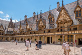 Les quatre bâtiments ouverts au public, cernant la Cour d'Honneur, représentent la configuration de l'Hôtel-Dieu d'antan.
Mais qui soupçonnerait que cet écrin d'architecture renferme une collection de quelques 5 000 objets, dont le plus célèbre est le polyptyque du Jugement Dernier de Rogier van der Weyden ?
Dès la fondation, Nicolas Rolin avait prévu la dotation de l'établissement en meubles, tapisseries et autres objets, dont on peut se faire une idée précise grâce à un inventaire détaillé de 1501.