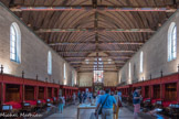 Inaugurée en 1452, la Grande Salle des Pôvres a conservé ses dimensions d'origine (50 m de long, 14 m de large, 16 m de haut. Le mobilier d'inspiration médiévale fut reconstitué au siècle dernier, lors de la restauration de la salle opérée à partir de 1875, par Maurice Ouradou, gendre de Viollet-le-Duc. Le rouge était la couleur favorite de Guigone.