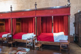 Lits mi-clos alignés de la salle des Pôvres, 1876. 
C'est l'architecte des Monuments historiques Maurice Ouradou qui a restitué le mobilier de la salle dans le goût du Moyen Age. Cependant, il ne faut pas oublier que cette salle devait aussi permettre l'hospitalisation des malades. Aussi, Maurice Ouradou s'est-il librement inspiré de la description des lits de l'inventaire de 1501. Il y avait 2 malades par lit (homme ou femme).