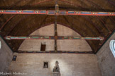 Les lambris de la voûte sont peints d'une frise composée de feuillages alternant petits et gros fleurons. Cette frise forme ainsi la bordure d'encadrement de chaque portion délimitée par des moulures fixées aux chevrons. Ce décor a été restitué par Maurice Ouradou qui l'a redécouvert sous les couches de badigeons. Les peintures de manuscrits contemporaines de la construction de l'Hôtel-Dieu, témoignent de l'usage du motif décoratif des rinceaux sur les lambris et de l'emploi du brun dans la mise en valeur de la voûte. Le décor de la charpente lambrissée insiste sur la noblesse du fondateur.