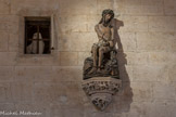 Au dessus de la grande porte se trouve un remarquable Christ aux Liens datant de la fin du XVème siècle et sculpté dans un seul et même fût de chêne. A gauche, la fenêtre qui permettait à une soeur de surveiller la salle la nuit.