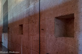 Sur le mur, derrière les lits, des niches pour que les malades puissent mettre leurs affaires.
