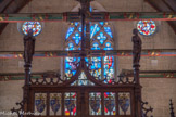 La chapelle. Le vitrail a été restitué par le peintre verrier parisien Léon-Auguste Ouin en 1877, d'après le projet de Maurice Ouradou qui s'est inspiré d'une description ancienne dans un procès-verbal de 1655. Cependant, la partie supérieure du vitrail (têtes des lancettes et tympan) a conservé des éléments du vitrail d'origine représentant les instruments de la Passion.