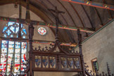 La chapelle. La chapelle est intimement liée à la grande salle. Il fallait à la fois pourvoir au bien être de ceux qui souffraient mais aussi et avant tout assurer leur salut. La clôture en bois séparait les deux espaces dès l'origine, différenciant ainsi l'espace sacré de l'espace profane.