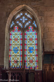 La chapelle. Vitrail avec les armoiries des fondateurs : les trois clés de Nicolas Rolin, les trois clés (armes de son mari)  et la tour (armes de sa famille) de Guigone de Salins, et en bas les lettres N et G (Nicolas et Guigone).