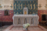 La chapelle. Dans la chapelle de l’hôpital, il y a trois autels : le grand autel en pierre marbrière sur lequel reposait le polyptyque du Jugement dernier.