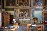 Salle Saint-Hugues. Le retable de l'autel évoque le miracle de Saint-Hugues ressuscitant deux enfants morts de la peste.