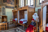 Salle Saint-Hugues. Créée en 1645 à l'instigation de Maître Hugues Bétault, cette pièce est révélatrice du rôle qu'a pu jouer un bienfaiteur dans l'histoire de l'Hôtel-Dieu. Ecuyer et conseiller-secrétaire du roi, il obtint confirmation de Louis XIV des privilèges accordés aux Hospices tels que la coupe du bois dans la forêt de Borne {Droit de chauffage) et l’exemption de ‘ l’impôt sur le sel («Franc-Salé»). Dans l’anonymat, il fonde la salle St-Hugues, la fait aménager en assurant les dépenses annuelles par une dotation de quatre mille Livres de rente.
Son identité sera révélée après sa mort, par son frère Louis Bétault, fondateur de la salle St-Louis.