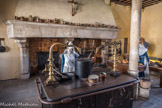 Cuisine. La vaste cheminée gothique à deux foyers demeure la pièce maîtresse, celle-ci a conservé ses accessoires d'époque. Son âtre est tapissé des fameux carreaux ornés de la devise «Seulle*». Le cromale, grande potence articulée, permet de rapprocher ou d'éloigner les chaudrons du feu. Le plus spectaculaire est le tourne-broche de 1698 en acier brossé, animé par un petit automate, «Messire Bertrand». Celui-ci est en costume traditionnel: grandes bottes molles haut-de-chausses blancs, justaucorps rouge à boutons dorés et bonnet blanc au bord relevé. Il semble tourner la manivelle en veillant sans cesse aux activités de la cuisine.