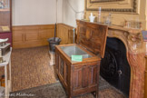 Pharmacie. Le coffre du XVe siècle a ensuite été doublé en étain pour la distribution de tisane dans l’officine de la pharmacie. Cet usage est attesté dans les inventaires du XIXe siècle. On peut également observer le mortier en bronze, daté 1760, de l'apothicaire Beaunois Claude Morelot. L'arc accroché au pilon permettait d'alléger son poids et de cette manière facilitait le travail des sœurs apothicaires lors de la préparation des remèdes.