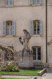 Cour des Fondateurs. Sous le porche, avant d’entrer à la pharmacie, vous apercevez, au travers de la grille en fer forgé (1785-1786), la cour des Fondateurs avec, derrière l’orme pleureur, les statues de Nicolas Rolin et Guigone de Salins réalisées en 1914 et 1923 par Henri Bouchard. Les bâtiments fermant la cour abritent l’une des maisons de retraite des Hospices.