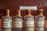 Pharmacie. Les pots de verre contiennent encore des « spécifiques » dont certains laissent rêveur : poudre de cloportes, yeux d'écrevisses, poudre de noix vomiques, élixir de propriété...