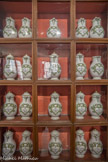 Pharmacie. Dans la seconde salle de la pharmacie ou officine, les étagères présentent une collection de 130 pots de faïence datés de 1782, dans lesquels étaient conservés les onguents, huiles, pilules ou sirops...