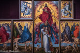 Au centre, le Christ ressuscité domine la scène, trônant sur un arc-en-ciel. Sa tête est nimbée d’une auréole et ses pieds reposent sur une sphère symbolisant l’univers. De la main droite, rédempteur, il bénit ; de la gauche, juge inexorable, il éloigne les pêcheurs par le glaive de la justice. Les anges appellent de leurs trompettes les morts pour être jugés. Saint Michel, formant un axe vertical avec le Christ, pèse les âmes des ressuscités. A sa gauche, les damnés se courbent et sont précipités dans les flammes de l’Enfer. A sa droite, les élus se redressent et s’avancent vers les portes du Paradis. A la droite du Christ, vers la fleur de lys : « Venez les bénis de mon Père, héritez du royaume préparé pour vous depuis la fondation du monde ». (Matthieu, 25).
A la gauche du Christ, vers le glaive de la justice : « Allez loin de moi, maudits, au feu éternel préparé pour le diable et pour ses anges ». (Matthieu, 25).