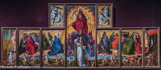 Polyptyque. Commandé par le Chancelier Rolin, ce polyptyque du XVème siècle composé de 9 panneaux est attribué à l'artiste flamand Rogier van der Weyden. Représentant le Jugement Dernier, il était accroché au-dessus de l'autel dans la chapelle, mais n'était ouvert à la vue des malades que les dimanches et jours de fête. Le peintre représente ici le thème du Jugement dernier, exprimant le triomphe du Christ sur la mort et la promesse faite aux élus de pouvoir admirer Dieu dans le Ciel. Sur cette face du polyptyque, la cour céleste occupe une grande partie de la scène. Deux couleurs flamboyantes sont prépondérantes : l'or et le rouge, rappelant la lumière éternelle. 
Le retable ouvert. Le Christ, Juge Suprême, majestueux dans sa robe pourpre, sa main droite levée, fait signe aux élus «Venez à moi les bénis de mon Père…» A l'inverse, sa main gauche est abaissée en signe de désapprobation : «Ecartez-vous de moi, maudits dans le feu éternel…»
Aux pieds du Christ : les quatre anges annonciateurs du Jugement Dernier entourent l'Archange saint Michel. Resplendissant dans le contraste de sa robe blanche et de son manteau écarlate, le visage impassible, il pèse les ressuscités.
