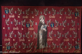 Tenture de saint Antoine. Troisième quart du XVe siècle.
Elle décorait les sièges de célébrants se trouvant près de l’autel dans la chapelle. Sur fond rouge, la devise du chancelier Seulle * (étoile) alterne avec un rang de tourterelles et les initiales enlacées des fondateurs ; au centre et aux quatre angles, des écus aux armes de Guigone de Salins. Par la devise Seulle *, Nicolas Rolin déclare un amour exclusif à son épouse Guigone de Salins.