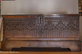 Coffre à vêtements.
Bourgogne, fin du 15e siècle.
Le décor sculpté est emprunté à l’architecture. Il reprend les modèles des baies des édifices de la fin de l’époque gothique. La succession de rosaces enserrées dans des arcs en accolade, est interrompu par une fleur de lys sculpté sous la serrure. Ce coffre est monté sur un socle qui a été reconstitué d’après les modèles conservés à l’Hôtel-Dieu. Les planches de la caisse sont assemblées en queues d’aronde dans les angles.