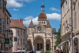 La façade est couronnée par un pignon avec une rosace et par deux clochers carrés inachevés du 13e siècle. Elle est précédée d’un porche ouvert construit durant les années 1330-1340 dans le style gothique bourguignon.